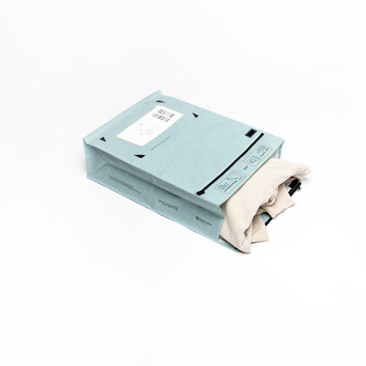 Offene Mehrweg-Versandtasche mit weißem Pullover